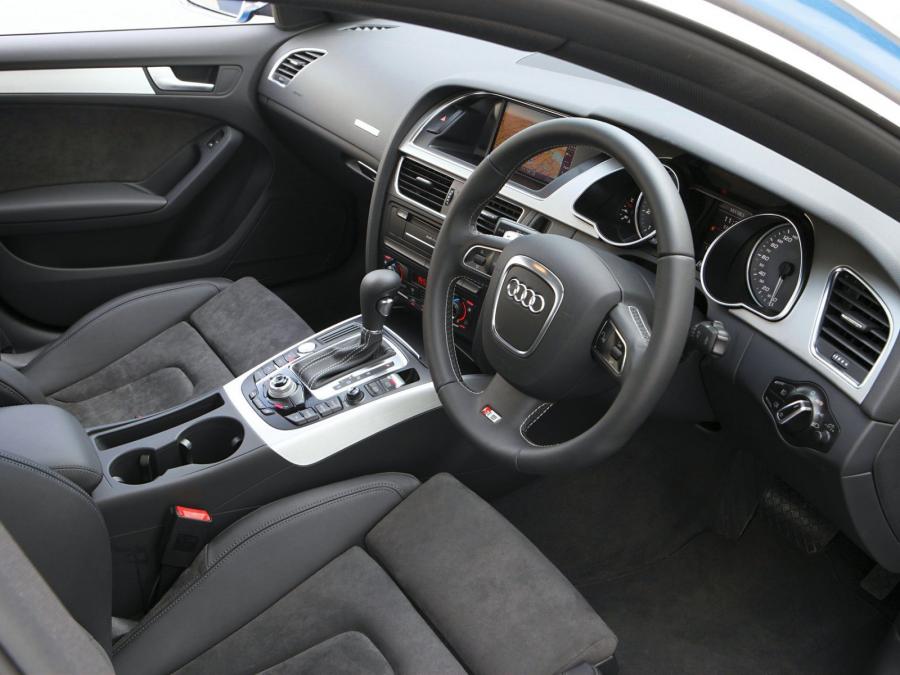 Интерьер Audi S5 Sportback 2010 года  (AU) (фото 7 из 12)